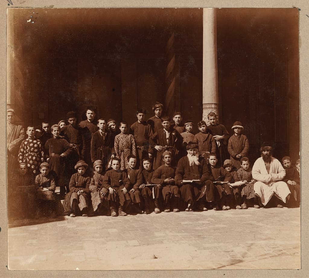 Jewish schoolchildren and teachers gathered outside a school in Samarkand in the early twentieth century
